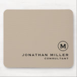 Tapis De Souris Monogramme minimaliste moderne Beige<br><div class="desc">Monogramme minimal moderne Titre Personnalisé Noir Classique Bloc Typographie Carton de Souris Beige Solide. Personnalisez cette bouche beige élégante avec votre monogramme,  nom,  titre ou texte de votre choix.</div>