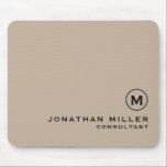 Tapis De Souris Monogramme minimaliste moderne Beige<br><div class="desc">Monogramme minimal moderne Titre Personnalisé Noir Classique Bloc Typographie Carton de Souris Beige Solide. Personnalisez cette bouche beige élégante avec votre monogramme,  nom,  titre ou texte de votre choix.</div>
