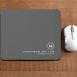 Tapis De Souris Monogramme moderne minimaliste<br><div class="desc">Design monogramme moderne minimaliste avec emblème monogramme de bloc classique dans une typographie classique intemporelle avec nom et titre personnalisés ci-dessous sur un simple arrière - plan gris. Personnalisez pour votre usage personnalisé.</div>