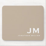 Tapis De Souris Monogramme moderne minimaliste Beige<br><div class="desc">Un monogramme minimaliste avec de grandes initiales de typographie dans une typographie de bloc classique avec votre nom ci-dessous. Cette mousepad professionnelle est parfaite pour la maison,  le bureau ou un cadeau personnalisé.</div>