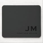 Tapis De Souris Monogramme moderne minimaliste tendance noir<br><div class="desc">Un monogramme minimaliste avec de grandes initiales de typographie dans une typographie de bloc classique avec votre nom ci-dessous. Cette mousepad professionnelle est parfaite pour la maison,  le bureau ou un cadeau personnalisé.</div>