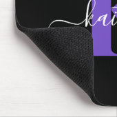 Tapis De Souris Monogramme Moderne Violet Noir Script (Coin)