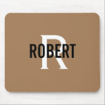 Tapis De Souris Monogramme noir d'or moderne nom homme<br><div class="desc">Design moderne avec arrière - plan or,  un monogramme noir moderne avec nom blanc. Personnalisez avec votre nom et votre initiale.</div>