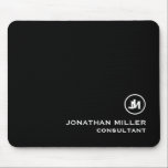 Tapis De Souris Monogramme noir et blanc minimaliste<br><div class="desc">Améliorez votre espace de travail avec ce tapis minimaliste de souris noir et blanc avec un simple monogramme blanc uni en typographie de bloc classique. Le tapis de souris est conçu avec un arrière - plan noir élégant, lui donnant une touche de sophistication. Sa surface lisse assure une navigation précise...</div>