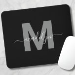 Tapis De Souris Monogramme noir glamour<br><div class="desc">Élégant personnalisé moderne noir et blanc Script initial Monogramme Pad souris. Ajoutez une touche de sophistication à votre espace de travail avec ce pavé de souris chic. Il dispose d'une initiale gris épuré centrée sur un arrière - plan noir croustillant, complétée par un design propre et moderne. Combinant élégance et...</div>