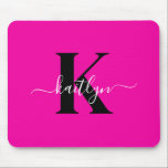Tapis De Souris Monogramme noir rose chaud moderne<br><div class="desc">Cette simple et élégante mousepad rose chaud avec votre prénom dans une police de script tendance en blanc tapé sur votre première initiale dans une police casquette moderne en noir est parfait pour votre bureau/bureau. C'est design,  tendance et pourtant très classique.</div>