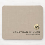 Tapis De Souris Monogramme or de lin beige<br><div class="desc">Monogramme d'or de lin beige personnalisé Titre Titre Texte personnalisé Pad de souris. Design moderne unique monogramme initial nom et titre ou texte de votre choix dans la typographie classique des blocs intemporels. Personnalisez avec votre propre texte. Accessoire élégant, idéal pour une utilisation à la maison, au bureau ou à...</div>