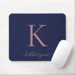 Tapis De Souris Monogramme or Rose bleu marine moderne<br><div class="desc">Monogramme d'or rose rose moderne sur un élégant pavé de souris bleu marine. Facile à customiser avec votre propre nom et vos détails. Parfait pour votre style de vie moderne minimaliste mais luxueux ! Veuillez nous contacter à cedarandstring@gmail.com si vous avez besoin d'aide pour la conception ou les produits correspondants....</div>