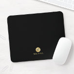 Tapis De Souris Monogramme personnalisé de luxe noir et or<br><div class="desc">Monogramme et nom personnalisés noir et or de luxe Design avec monogramme noir en élément cercle or avec nom en or style de police professionnelle sur arrière - plan noir. Remarque : Les détails du papier sont simulés dans l'illustration. Il n'y aura pas de métal sur ce produit.</div>