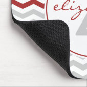 Tapis De Souris Monogramme rouge de Chevron (Coin)