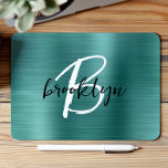 Tapis De Souris Monogramme turquoise en métal brossé noir blanc<br><div class="desc">Cet élégant pavé de souris personnalisé dispose d'un monogramme et prénom en écriture moderne noir et blanc sur un arrière - plan turquoise en métal brossé tendance.</div>