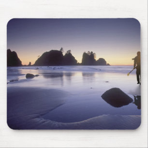 Tapis De Souris Montage d'un homme portant un kayak, plage de ShiS