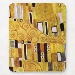 Tapis De Souris Motif baiser de Gustav Klimt, Art Nouveau<br><div class="desc">The Kiss (détail motif) de Gustav Klimt est une peinture de Symbolisme de l'époque victorienne d'art vintage. Ce détail est tiré d'une peinture d'amour et de romantisme mettant en scène un couple romantique aux différentes nuances d'or, de symboles et de motifs, partageant un baiser contre un arrière - plan en...</div>