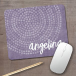 Tapis De Souris Motif Boho Dot moderne avec nom de script bounce<br><div class="desc">Ajoutez votre nom à ce design bohémien avec un arrière - plan bouché rose et un motif à points. Le nom est un script de calligraphie de rebond. Le design zen est doux et féminin. Une belle écriture et un design féminin qui est parfait pour toute fille ou même une...</div>