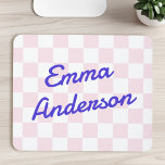 Tapis De Souris Motif de damier blanc rose clair<br><div class="desc">Mousepad avec votre nom en bleu une police de style rétro bleue sur un motif en damier rose pâle et blanc.</div>
