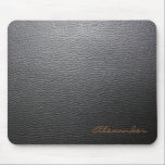 Tapis De Souris Motif en cuir noir - Monogramme personnalisé<br><div class="desc">Impression de texture en cuir vintage noir. Avec un nom personnalisé. Customisez-le complètement avec votre texte initial ou supprimez-le pour un look propre.</div>