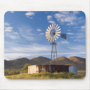 Tapis De Souris Moulin à vent et barrage dans le Karoo au lever du