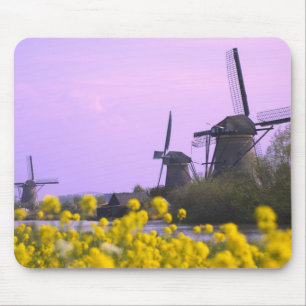 Tapis De Souris Moulins à vent le long du canal à Kinderdijk,