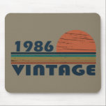Tapis De Souris né en 1986 anniversaire vintage<br><div class="desc">Vous pouvez ajouter un peu d'originalité à votre garde-robe avec ce coucher de soleil vintage original de 1986 design d'anniversaire rétro avec des couleurs et des caractères typographiques superbes lettrage, est une excellente idée cadeau pour les hommes, les femmes, mari, femme petite amie, et un petit ami qui aimera cette...</div>
