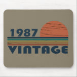 Tapis De Souris né en 1987 anniversaire vintage<br><div class="desc">Vous pouvez ajouter un peu d'originalité à votre garde-robe avec ce coucher de soleil vintage original de 1987 design d'anniversaire rétro avec des couleurs et des caractères typographiques superbes lettrage, est une excellente idée cadeau pour les hommes, les femmes, mari, femme petite amie, et un petit ami qui aimera cette...</div>