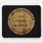 Tapis De Souris né en novembre 1980 anniversaire vintage<br><div class="desc">Vous pouvez ajouter un peu d'originalité à votre garde-robe avec cette vintage rustique rustique de 1980 design d'anniversaire de couleur rétro avec une police de typographie impressionnante, est une idée de cadeau pour les hommes, les femmes, mari, femme petite amie, et un petit ami qui aimeront cette oeuvre d'art unique-d'un...</div>