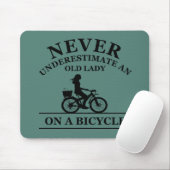 Tapis De Souris ne jamais sous-estimer une vieille femme à vélo (Avec souris)