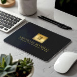 Tapis De Souris Noir Chic Cuir Gris Luxe Or Logo NOM<br><div class="desc">Améliorez votre espace de travail avec ce tapis de souris en cuir noir foncé de qualité supérieure conçu pour combiner style et fonctionnalité. Doté d'un logo doré luxueux et d'une option permettant d'ajouter deux lignes de texte personnalisé, ce pavé de souris est parfait pour personnaliser avec votre nom, entreprise, entreprise...</div>