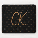 Tapis De Souris Noir or monogramme initiales script élégant<br><div class="desc">Personnalisez et ajoutez vos lettres monogrammes, initiales. Le monogramme s'initie en tant que motif sur l'arrière - plan. Une couleur arrière - plan noire classique et chic. Lettres de couleur dorée.</div>