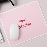 Tapis De Souris Nom de la boîte rose et rouge personnalisée<br><div class="desc">Améliorez votre espace de travail grâce à ce pavé de souris rose et rouge, conçu pour le style et le confort. Doté d'un design archet chic dans les tons rose doux et rouge gras, ce tapis de souris personnalisé ajoute une touche d'élégance à votre bureau tout en offrant une surface...</div>