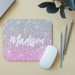 Tapis De Souris Nom de la calligraphie de la Parties scintillant e<br><div class="desc">Ombre Pink Silver Parties scintillant Calligraphy Name Mouse Pads présente un arrière - plan de parties scintillant rose et argent faux avec votre nom personnalisé. Un cadeau parfait pour Noël,  anniversaire,  fête des mères,  appréciation des enseignants,  meilleurs amis,  soeurs et plus encore. Conçu par © Evco Studio www.zazzle.com/store/evcostudio</div>
