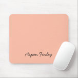 Tapis De Souris Nom de la pêche douce couleur tendance Mousepad<br><div class="desc">Voici la couleur tendance du ressort : Soft Peach. Mousepad moderne et élégant avec un nom personnalisable dans une jolie police manuscrite. Son design simple et épuré dans une couleur solide offre un charme intemporel et classique. Découvrez nos couleurs printanières tendance pour plus de produits dans la même couleur ou...</div>