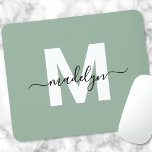 Tapis De Souris Nom de script moderne vert Monogramme<br><div class="desc">Panier de souris Monogramme initial Sage Green personnalisé. Ajoutez une touche d'élégance à votre espace de travail avec ce tapis de souris élégant. Doté d'un arrière - plan vert sauge doux, d'une lettre initiale blanche et d'un nom de script noir élégant, ce design est parfait pour quiconque aime un look...</div>