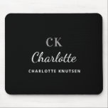 Tapis De Souris Nom d'initialisation du monogramme blanc noir<br><div class="desc">Un arrière - plan noir classique et élégant. Personnalisez et ajoutez votre prénom, vos initiales monographiques et votre nom complet.</div>