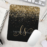 Tapis De Souris Nom du monogramme de la Parties scintillant d'or<br><div class="desc">Glam Gold Parties scintillant Élégant Monogram Pad souris. Personnalisez facilement ce design chic et branché de tapis de souris avec une élégante parties scintillant dorée brillante sur un arrière - plan noir. Le design comprend votre monogramme manuscrit avec de jolis tourbillons et nom.</div>