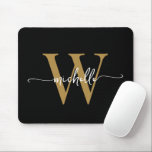 Tapis De Souris Nom en écriture élégante fille noir or monogramme<br><div class="desc">Tapis de souris personnalisé élégant, noir et or, avec monogramme simple et minimaliste, nom initial, signature, écriture manuscrite. Ce design simple et minimaliste de couleur unie présente votre prénom dans une jolie typographie de lettrage manuscrit avec fioritures (ou calligraphie), monogramme initial. Ceux-ci sont faciles à personnaliser. Cadeau féminin élégant et...</div>
