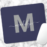 Tapis De Souris Nom initial bleu marine Monogramme<br><div class="desc">Elégant Personnalisé Moderne Marine Bleu et Blanc Script Initial Monogramme Pad souris. Ajoutez une touche de sophistication à votre espace de travail avec ce pavé de souris chic. Il dispose d'une initiale gris épurée centrée sur un riche arrière - plan bleu marine, complétée par un design propre et moderne. Combinant...</div>