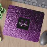 Tapis De Souris Nom monogrammé de l'étincelle de parties scintilla<br><div class="desc">Dégradé de parties scintillant violet profond. Pour le glamour et le luxe brillant quotidien. Pour les filles et les femmes ados. Un cadre noir et violet avec espace pour votre nom et lettre monogramme. Le nom est écrit en blanc avec un script de style moderne écrit à la main. La...</div>