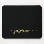 Tapis De Souris Nom personnalisé girly simple monogramme noir<br><div class="desc">Tapis de souris personnalisé avec monogramme de nom simple et minimaliste girly noir et or. Ces conceptions présentent votre prénom dans une jolie typographie de lettrage à la main avec un font swash tail sur fond noir et or. Ceux-ci sont faciles à personnaliser. Cadeau féminin élégant et stylé pour un...</div>