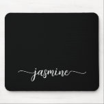 Tapis De Souris Nom personnalisé girly simple noir monogramme<br><div class="desc">Tapis de souris personnalisé élégant girly noir simple minimaliste monogramme nom signature script. Ces conceptions présentent votre prénom dans un joli style de lettrage à main levée avec une typographie de queue en volute blanche sur fond noir. Ceux-ci sont faciles à personnaliser. Cadeau féminin élégant et stylé pour un anniversaire,...</div>
