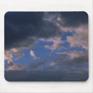 Tapis De Souris Nuages de tempête contre le ciel bleu
