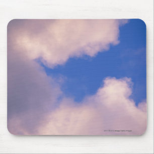 Tapis De Souris Nuages effilés contre le ciel bleu