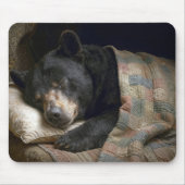 Tapis De Souris Ours noir dormant sous une couverture (Devant)