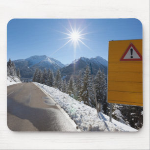 Tapis De Souris panneau d'affichage sur une route d'hiver, neige