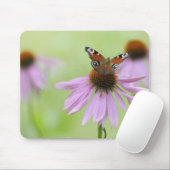 Tapis De Souris Papillon paon (Inachis io) buvant du nectar (Avec souris)