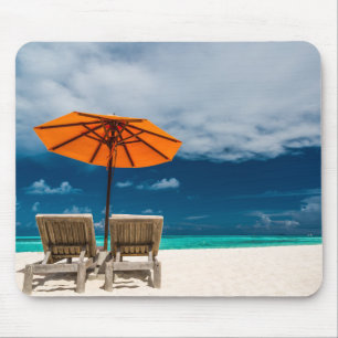 Tapis De Souris Parapluie de Sun sur la plage sablonneuse