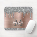 Tapis De Souris Parties scintillant argent gouttes rose monogramme<br><div class="desc">Parties scintillant moderne, gris argent girly goutte nom et monogrammed mousepad. Ce design présente des gouttes brillantes de parties scintillant gris argenté (gris) sur arrière - plan en métal brossé rose rose avec personnalisation monogramme initial et modèle de texte de prénom. Un cadeau féminin parfait. Veuillez noter que ce design...</div>
