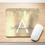 Tapis De Souris Parties scintillant d'or brossé Nom du monogramme<br><div class="desc">Gold Faux Foil Metallic Sparkle Parties scintillant brossé Monogramme en métal Nom et Mousepad initial (pavé de souris). Cela rend le cadeau parfait pour 16 ans,  mariage,  douche nuptiale,  anniversaire,  baby shower ou bachelorette pour quelqu'un qui aime le luxe glam et les styles chic.</div>