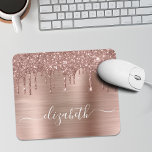 Tapis De Souris Parties scintillant rose de goutte d'or Monogramme<br><div class="desc">Tapis de souris sur mesure élégant et girly avec parties scintillant en or rose qui s'écoule contre un arrière - plan rose en or faux feuille métallique. Monogramme avec votre nom dans un script blanc design et tendance avec des swashes.</div>
