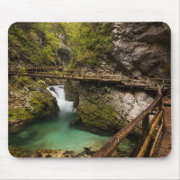 Passage couvert en bois par le canyon de gorge de