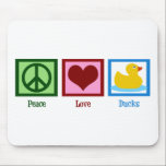 Tapis De Souris Peace Love Ducks<br><div class="desc">Un joli cadeau parfait pour quelqu'un qui aime les canards ou les cadeaux amicaux pour bébé. Un signe de paix vert,  un coeur roux,  et un canard en caoutchouc jaune mignon.</div>